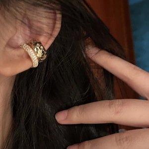 Alloy Double Layer Ear Cuffs Hammered Texture Paved Zircon Non Piercing Clip On Earrings Vintage Fashionable Women