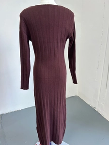 Détail de la robe en maille violet foncé montrant la texture côtelée fine et la coupe ajustée
