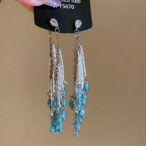 Boucles d'oreilles pompons en argent avec perles cristal bleu et revêtement blanc