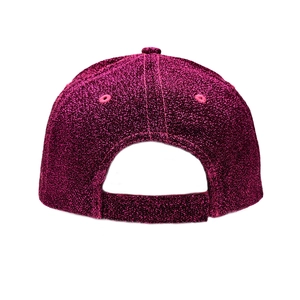 Detailansicht der Rückseite der glitzernden rosa Baseballkappe mit Klettverschluss