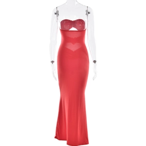Detalle de vestido largo rojo ajustado con espalda descubierta y diseño de sirena elegante