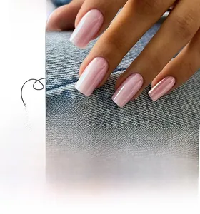 Dettaglio di unghie finte quadrate corte rosa iridescente con finitura perlata