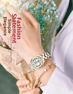 Détail d'une montre étanche fine avec bracelet en acier et bijoux élégants