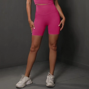 Detail der nahtlosen High-Waist-Yoga-Shorts in kräftigem Rosarot für Fitness