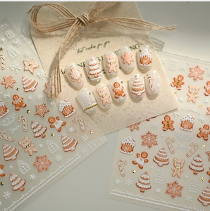 Makro-Detail der Weihnachts-Nagelsticker M-1235 mit 3D Lebkuchen- und Schneeflocken-Design