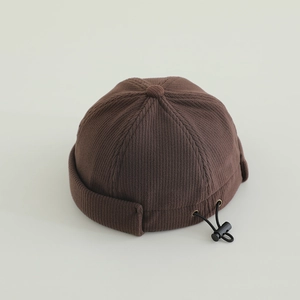 Dettaglio del cappello miki in velluto a coste marrone con coulisse nera regolabile