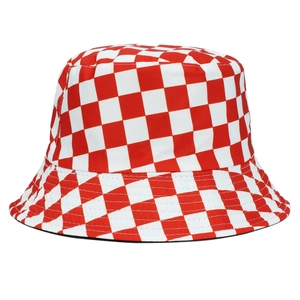 Gros plan du bob à damier rouge et blanc montrant la texture du tissu et les coutures