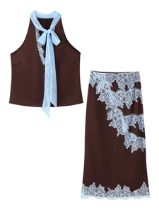 Ensemble en satin marron avec haut licou à nœud en dentelle et jupe mi-longue élégante