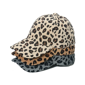 Cappellini da baseball in velluto a coste leopardato da donna in beige, marrone e grigio