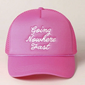 Dettaglio del cappellino trucker rosa con ricamo bianco e cordoncino decorativo sulla visiera