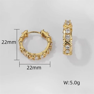 Détail de créoles dorées de 22mm avec pierres incluant les dimensions et le poids