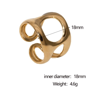 Vue détaillée d'une bague creuse en acier inoxydable plaqué or 18k de 18mm de diamètre
