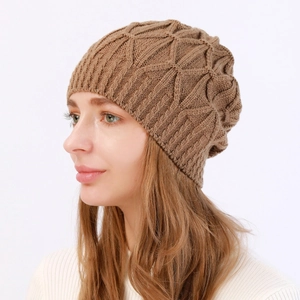 Detailansicht der braunen Strickmütze mit aufwendigem und strukturiertem Zopfmuster