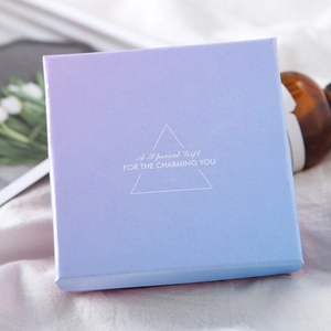 Close-up of square gradient gift box with white triangular border and English gift slogan