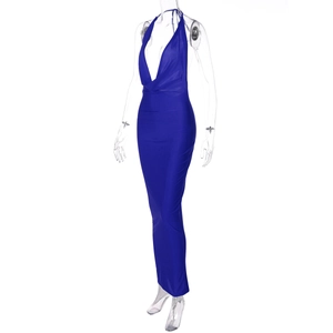 Détail d'une robe dos nu bleu roi avec décolleté en V profond et design à dos ouvert