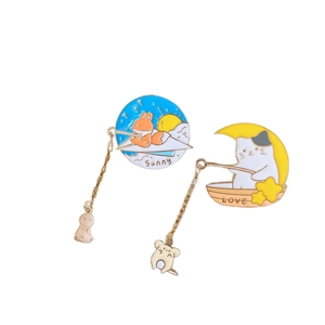 Broches en émail dessin animé avec renard en avion et chat pêchant sur la lune avec chaîne