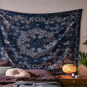 Details des dunkelblauen böhmischen Wandteppichs mit Mondphasen für das Schlafzimmer