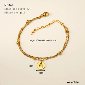 Détail du bracelet multicouche en acier inoxydable plaqué or 18k avec pendentif A
