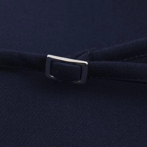 Détail macro de la boucle carrée en métal argenté sur tissu bleu marine à texture nette