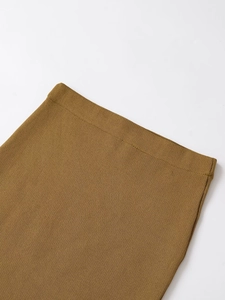 Détail de la taille élastique d'une jupe en maille côtelée marron avec couture renforcée
