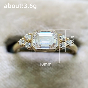 Anillo dorado con diamante de corte esmeralda, piedra de 10mm y borde perlado