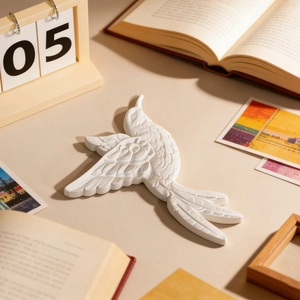 Détail de décoration murale colibri avec textures de plumes sur un bureau vintage
