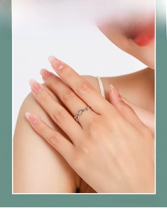 Macro detail of S925 sterling silver ring featuring a hollow heart-shaped link design