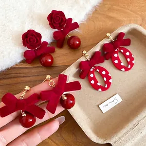 Élégantes boucles d'oreilles fleurs et nœuds rouges avec aiguilles en argent pur