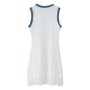 Robe en tricot sans manches blanche avec bordure en jean bleu et ourlet plissé élégant