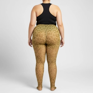 Détail du collant grande taille à imprimé léopard avec taille haute en tissu extensible