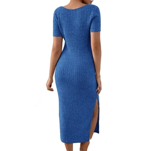 Vue arrière d'une robe de maternité bleue en maille avec fente latérale et col en U
