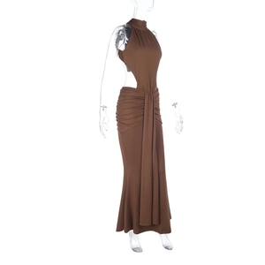 Détails de la robe longue marron dos nu avec découpes à la taille et plissage