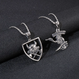 Pendentifs vintage en acier avec bouclier viking et crâne de cowboy sur chaînes