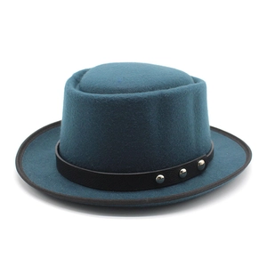 Détail du chapeau pork pie en feutre bleu paon avec bande en cuir noir et clous argent