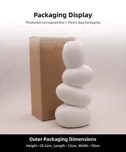 Détail du vase en céramique galet blanc avec sa boîte de protection en carton ondulé