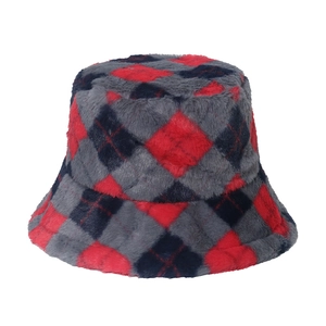 Cappello a secchiello invernale in pelliccia sintetica con motivo a rombi rosso e grigio