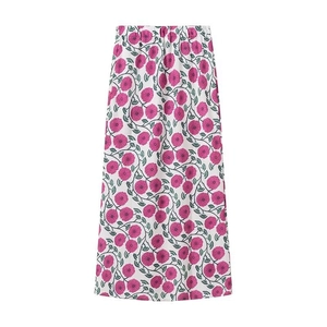 Détails à plat d'une jupe longue blanche évasée avec imprimé floral rose et taille élastique