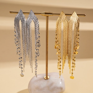 Boucles d'oreilles longues à pampilles plaquées or 18 carats et argent sur un support