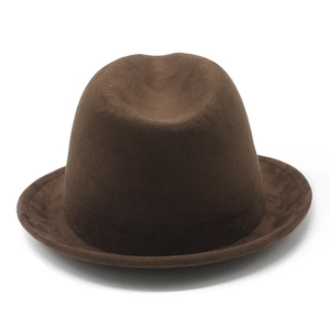 Détail d'un chapeau fedora marron vintage montrant la texture en feutre et la couronne en C