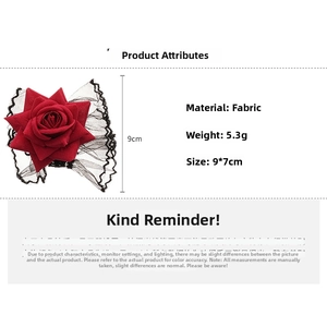 Détail d'un bracelet rose rouge en velours 3D avec d'élégantes décorations en dentelle