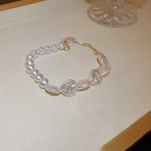 Bracelet élégant en perles rondes et perles baroques en cœur avec finition dorée