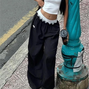 Pantalon cargo noir à jambes larges pour femmes avec dentelle blanche à la taille