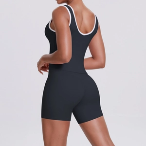 Détail du soutien-gorge de sport à dos croisé et du short à taille haute en noir et blanc