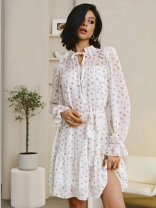 Dettaglio dell'abito in chiffon a fiori con scollo a balze e maniche a sbuffo