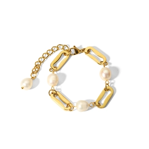 Detail of 18K gold plated chain bracelet with natural white pearls and drop pendant