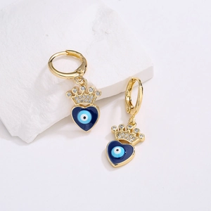 Goldene Kronen-Herzohrringe mit blauem Evil Eye Emaille und Zirkon auf weißem Stein