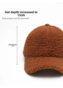 Détail d'une casquette de baseball marron en polaire teddy avec couronne de 13cm
