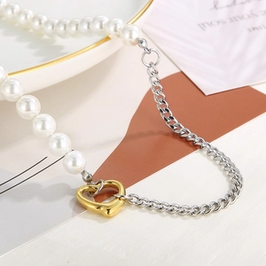 Fashion Cuban chain and pearl拼接 necklace with a golden hollow heart-shaped pendant