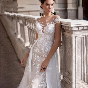 Elegant white lace mermaid wedding dress with V-neck and exquisite floral embroidery