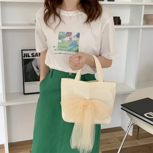 Detail der Canvas-Tragetasche mit einer großen Organza-Schleife für süßes Styling